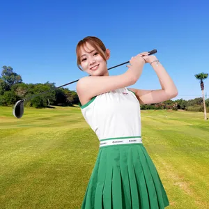 青空の下でゴルフを楽しむ女性