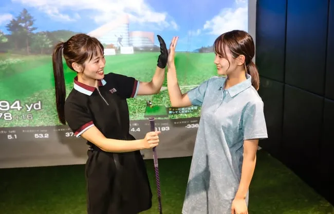 インストラクターとハイタッチするお客様