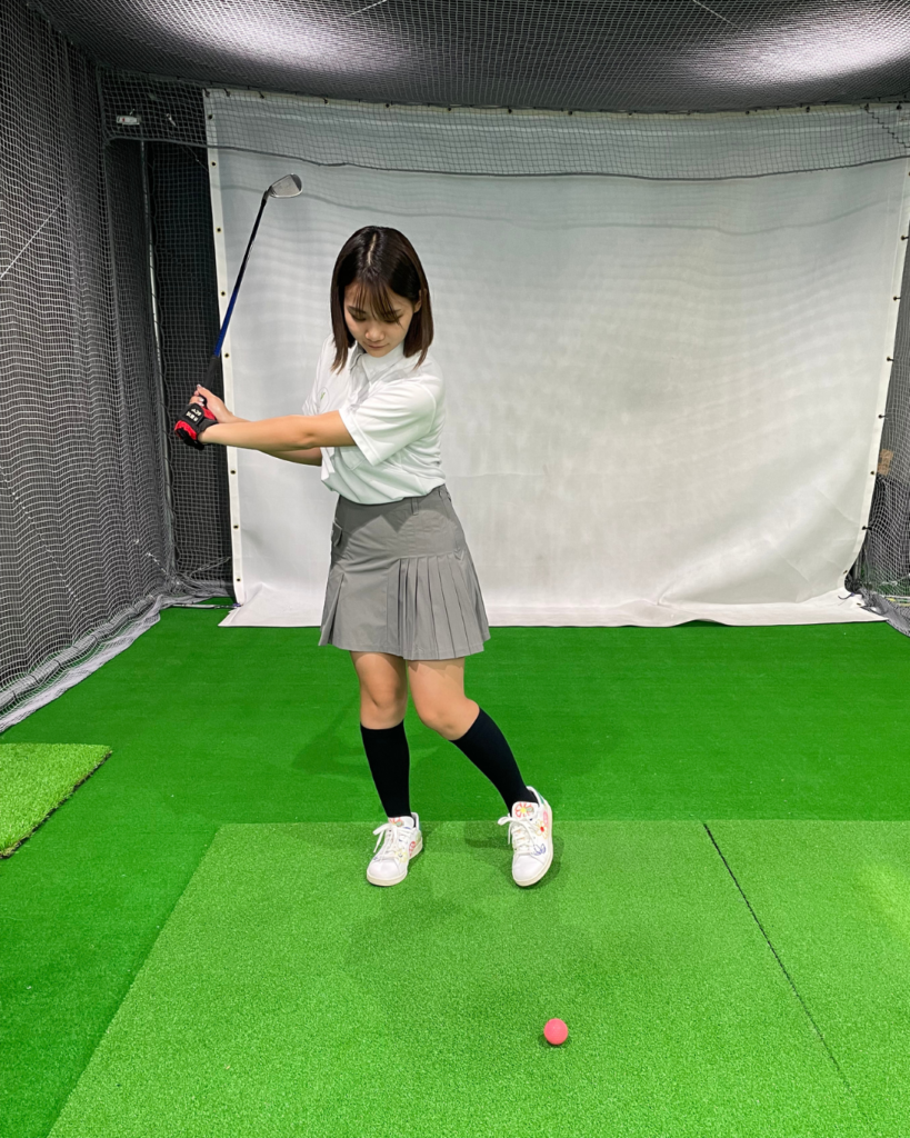 バックスイング時
右足側へ体重を移動させる。