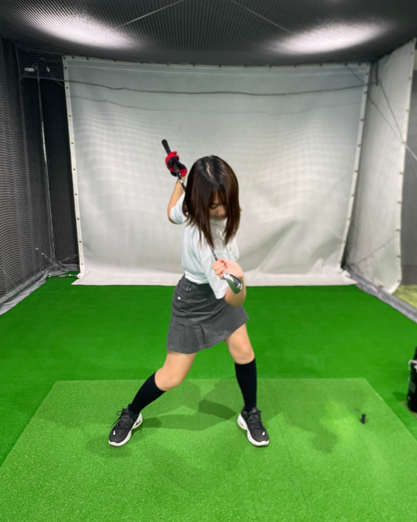 体を左に回転させる