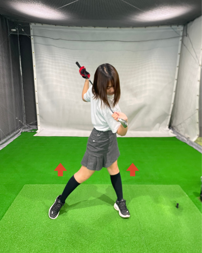 左膝を伸ばしてフィニッシュと同じ姿勢を取る