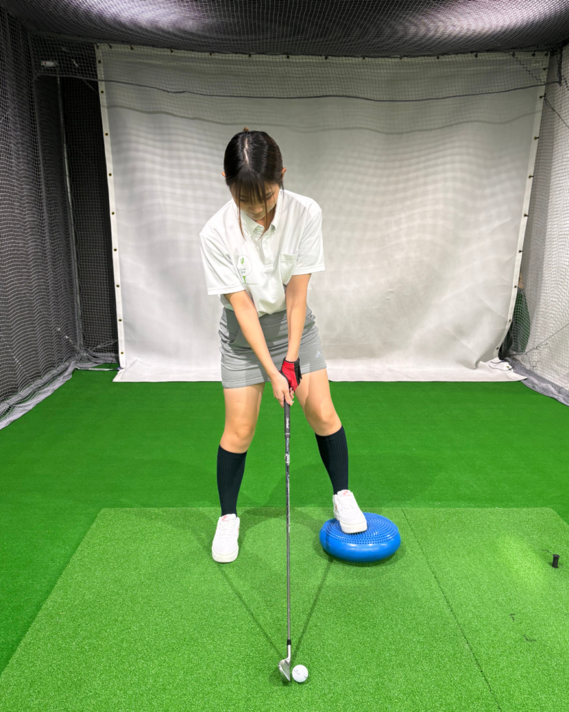 左足をバランスディスクに乗せる