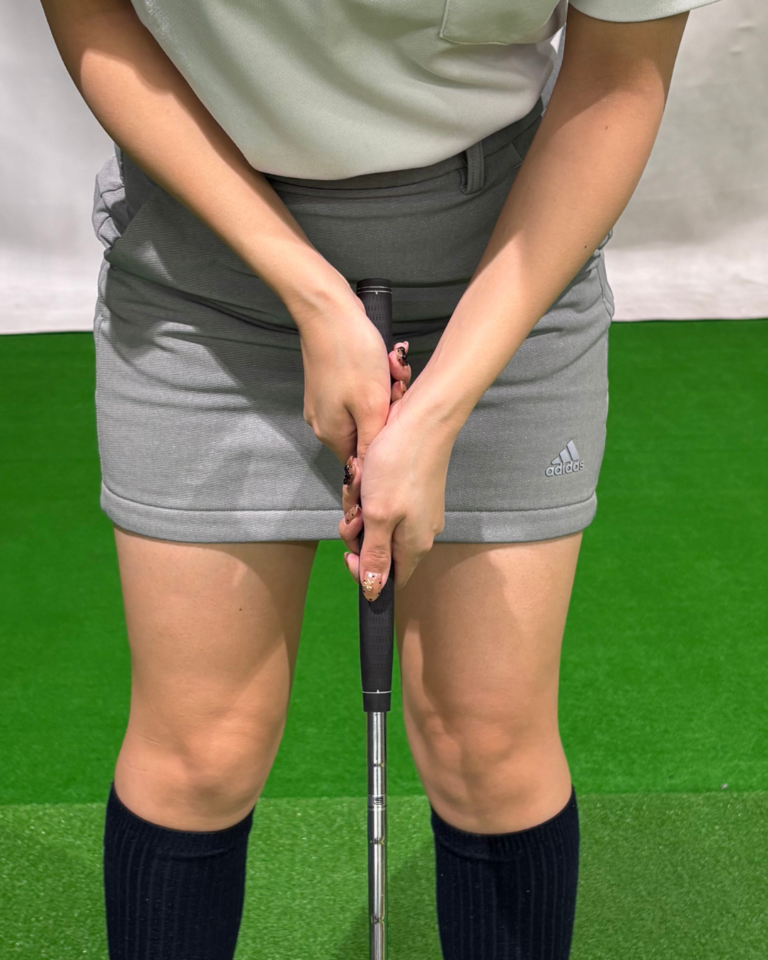 クロスハンドグリップ｜ショートパットが安定しやすい