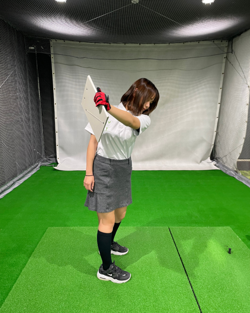 バックスイングまたはダウンスイングの動きで掌屈の動作を行う