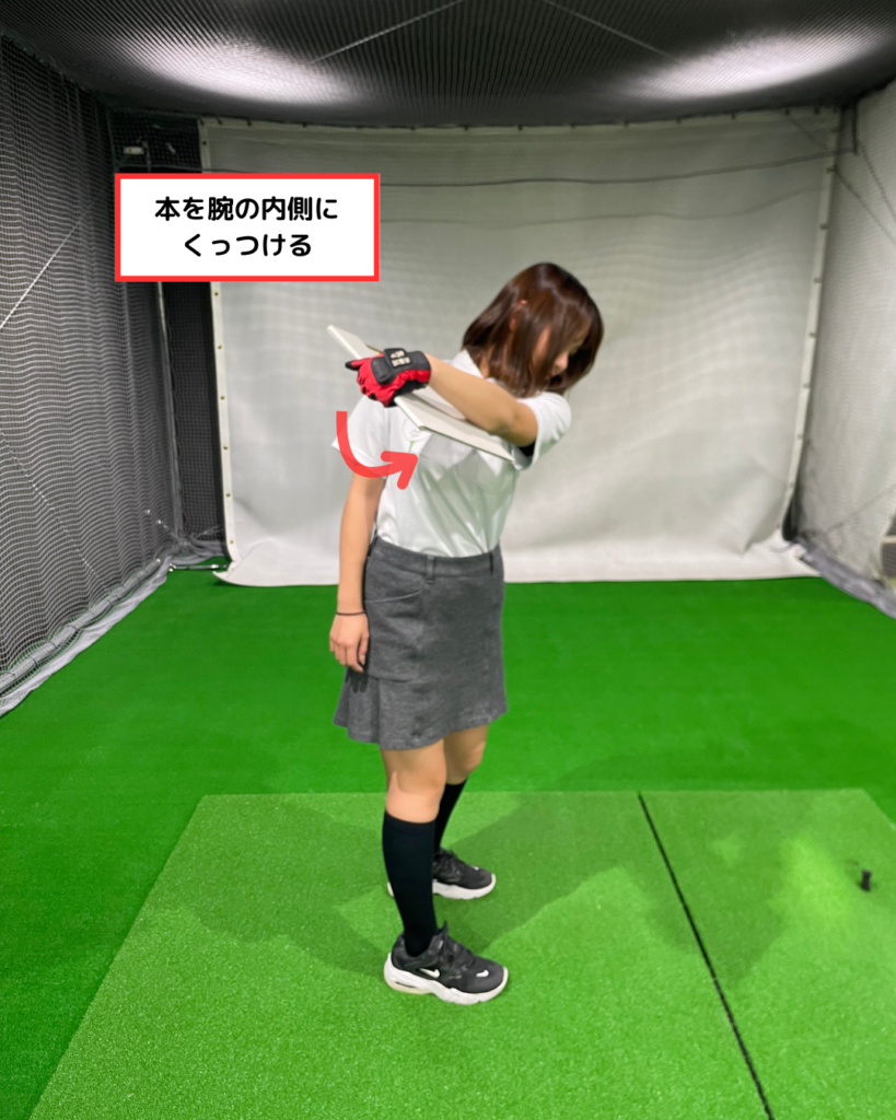 バックスイングまたはダウンスイングの動きで掌屈の動作を行う2 
