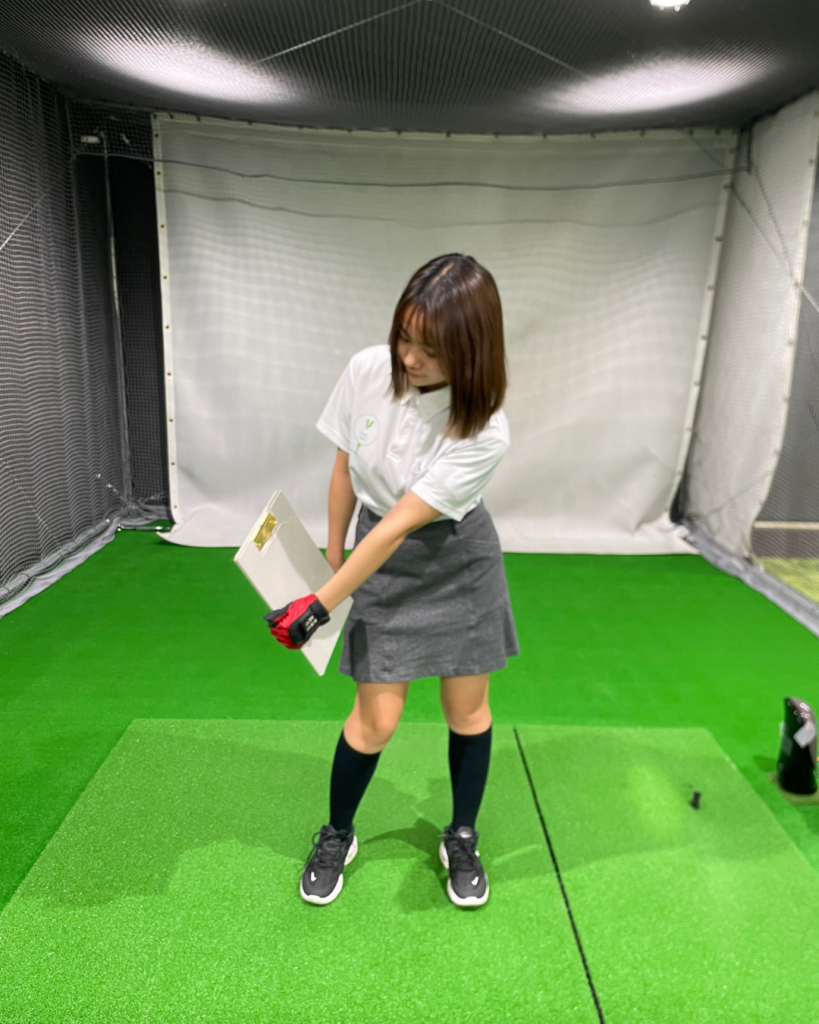 本を腕の内側にくっつける